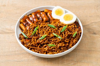 Jjajang Rabokki - Kore hazır eriştesi veya Kore pirinçli Ramyeon veya Tteokbokki ve siyah fasulye soslu yumurta - Kore yemeği tarzı