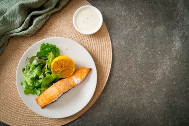 Limonlu ve sebzeli ev yapımı somon bifteği. Sağlıklı yemek tarzı.