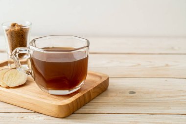 Zencefil köklü sıcak ve tatlı zencefil suyu bardağı.