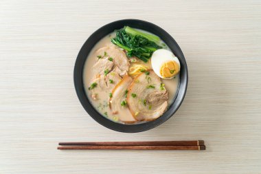 Domuz etli ve yumurtalı erişte çorbası ya da Tonkotsu eriştesi Japon yemeği tarzı.