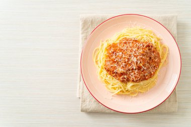 Parmesan peynirli domuz bolonez spagettisi - İtalyan yemeği tarzı.