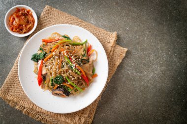 Japchae ya da karışık Kore vermicelli erişte sebzeli ve üzerine beyaz susamlı domuz eti - Kore geleneksel yemek tarzı
