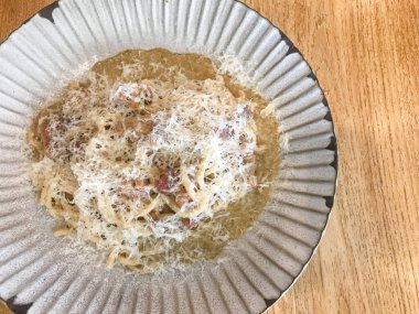 Bucatini Cacio e Pepe pastırmalı makarna.
