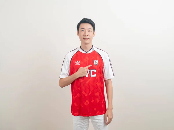 Bangkok Thailand November 2021 Pria Muda Asia Mengenakan Kaos Arsenal — Stok Foto