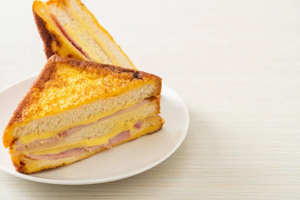 自家製サンドイッチハムチーズホワイトプレート — ストック写真