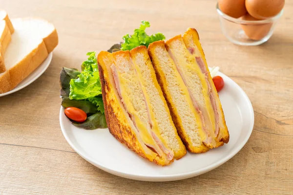 自家製サンドイッチハムチーズホワイトプレートにサラダ — ストック写真