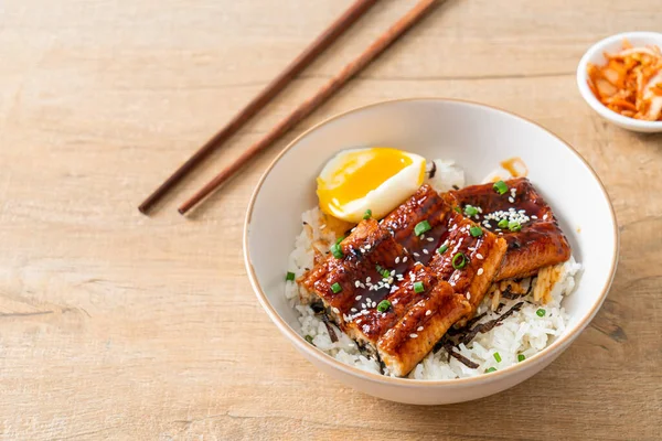 Yılan balığı pirinç kasesi veya unagi pirinç kasesi - Japon yemek tarzı.