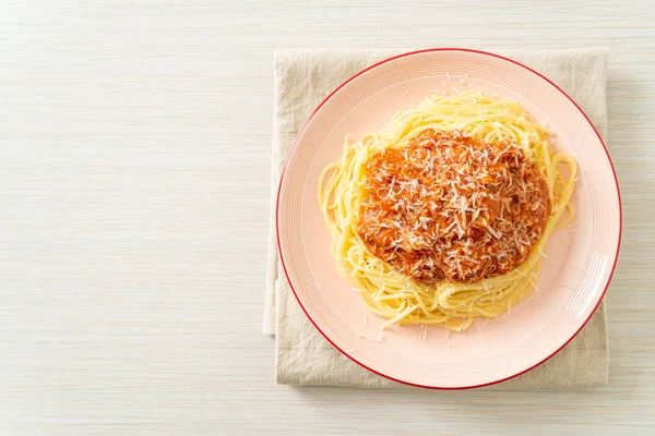 Parmesan peynirli domuz bolonez spagettisi - İtalyan yemeği tarzı.