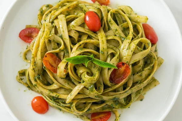 pesto soslu ve domatesli makarna vejetaryen ve vejetaryen yemek tarzı.