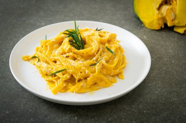 Fettuccine spagetti ve tereyağlı krema soslu makarna.