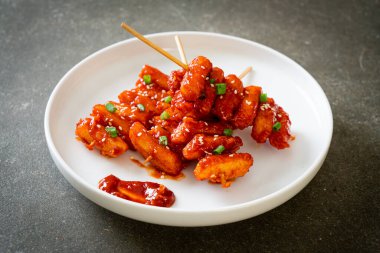 Kore usulü baharatlı soslu kızarmış Kore pirinç keki (Tteokbokki).