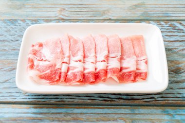 Dilimlenmiş taze domuz filetosu.