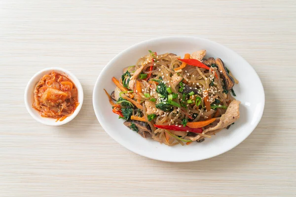 Japchae ya da karışık Kore vermicelli erişte sebzeli ve üzerine beyaz susamlı domuz eti - Kore geleneksel yemek tarzı