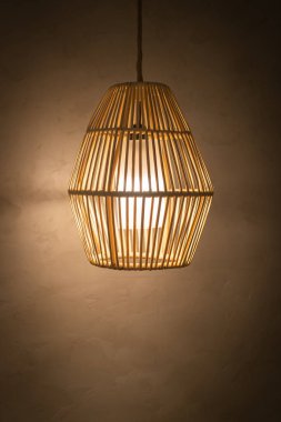 Güzel hasır ya da rattan asılı lamba