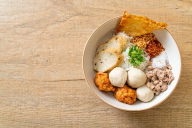 Balık köfteli ve karides köfteli baharatlı pirinç eriştesi. Asya usulü.