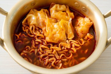 Kore usulü hamur köfteli erişte. Kore usulü.