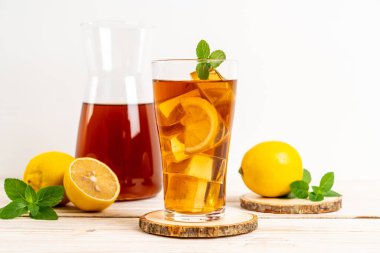 Bir bardak naneli buzlu limon çayı.