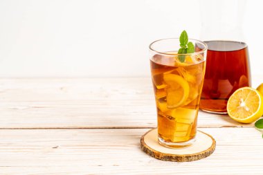 Bir bardak naneli buzlu limon çayı.