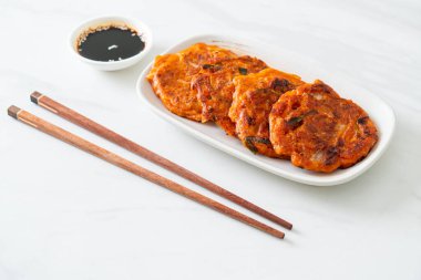 Kore kimçili krep veya Kimçijeon - Kızarmış yumurta, kimçi ve un - Kore geleneksel yemek tarzı
