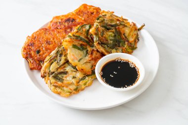 Pajeon veya Kore gözlemesi ve Kore kimçi krepi veya Kimchijeon - Kore geleneksel yemek tarzı