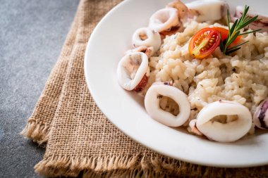 Ev yapımı mürekkep balığı veya ahtapot pilavı.