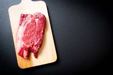 Taze çiğ biftek veya çiğ et.