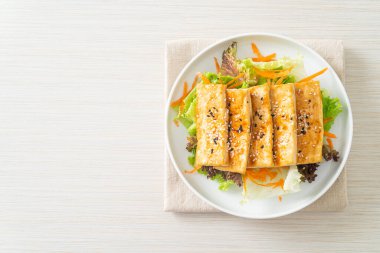 Susamlı teriyaki tofu salatası. Vejetaryen ve vejetaryen yemek tarzı.