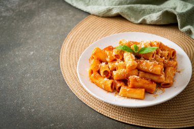 Domates soslu ve peynirli Rigatoni makarnası - geleneksel İtalyan makarnası