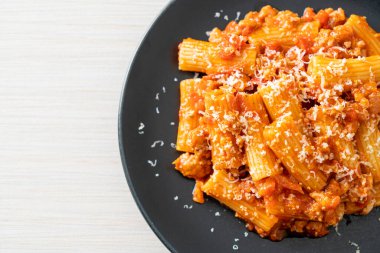 Peynirli bolonez rigatoni makarna - geleneksel İtalyan makarnası