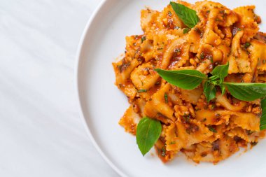 Fesleğenli farfalle makarna ve domates soslu sarımsak - İtalyan sosu