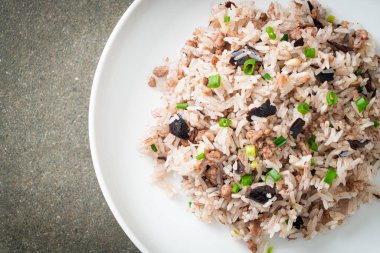 Çin zeytinli ve kıymalı pilav Asya usulü.