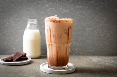 Buzlu çikolatalı milkshake, ahşap arka planda.