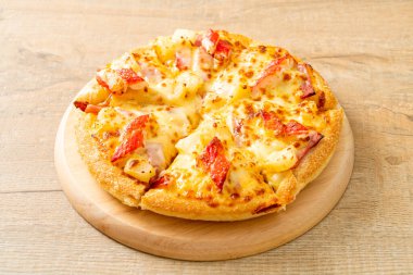 jambonlu ve yengeçli pizza veya Hawaii pizzası.