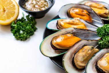 deniz ürünleri midye maydanoz ve limon ile