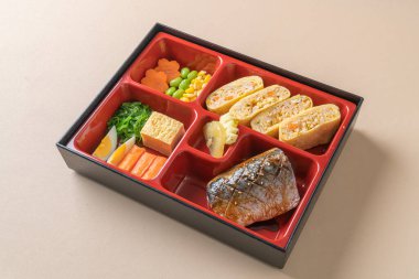 Bento soslu ızgara uskumru balığı, Japon usulü.