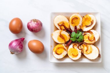 Tamarind soslu haşlanmış yumurta veya tatlı ve ekşi yumurta.