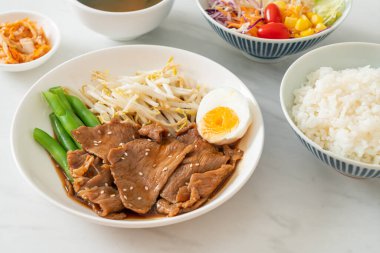 Susamlı teriyaki domuz kızartması, fasulye filizi, haşlanmış yumurta ve pirinç seti - Japon yemek tarzı.