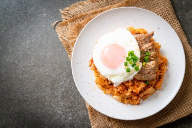 Kore usulü kızarmış yumurta ve domuz etli kimchi pilavı.