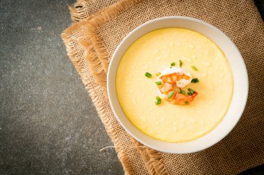 Karides ve taze soğanlı buğulanmış yumurta.