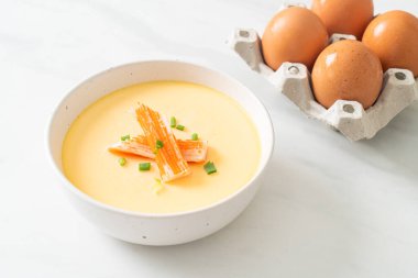 Yengeç sopasıyla haşlanmış yumurta ve taze soğan.