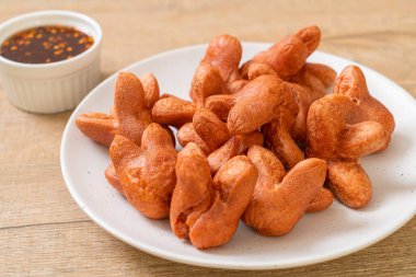 soslu kızarmış sosis.