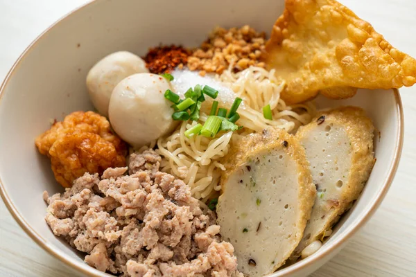 Balık köfteli baharatlı erişte ve çorbasız karides köftesi. Asya usulü.