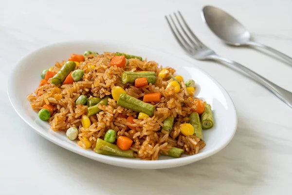 Yeşil bezelyeli kızarmış pirinç, havuç ve mısır - vejetaryen ve sağlıklı gıda tarzı