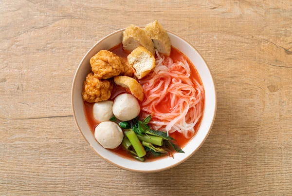 Kleine Flache Reisnudeln Mit Fischbällchen Und Garnelenbällchen Rosa Suppe Yen — Stockfoto