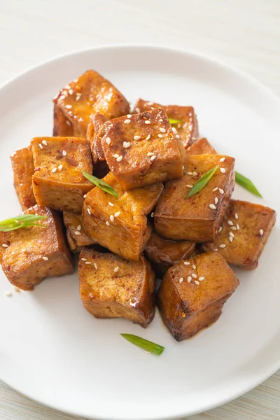 Beyaz susamlı kızarmış tofu ve teriyaki sosu. Vejetaryen ve vejetaryen yemek tarzı.