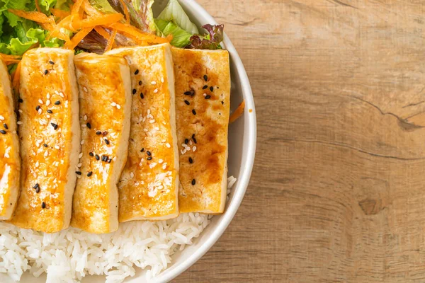 Teriyaki tofu pirinç kasesi - vejetaryen ve vejetaryen yemek tarzı