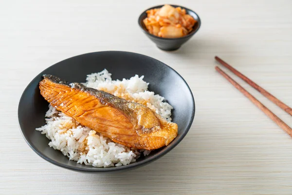 Somon Grătar Sos Soia Rice Bowl Stil Alimentar Japonez — Fotografie, imagine de stoc