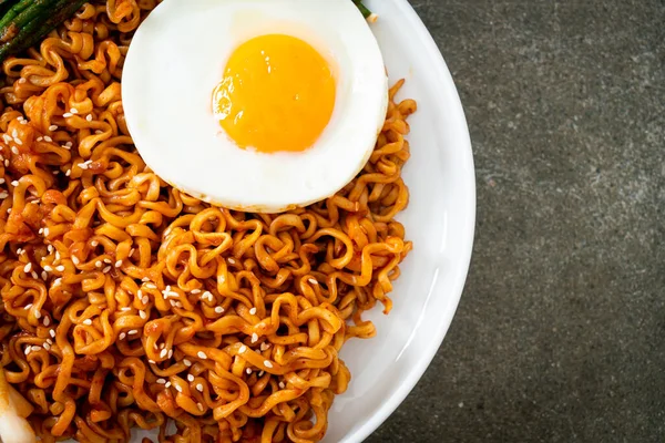 Buatan Sendiri Mie Instan Pedas Korea Kering Dengan Telur Goreng — Stok Foto