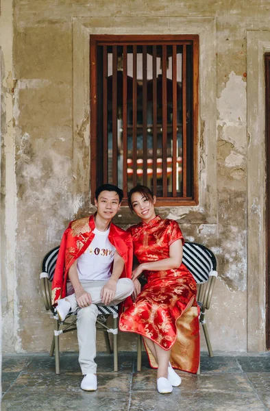 Gelukkig Jong Aziatisch Paar Liefde Chinese Traditionele Jurken Rood Belangrijkste — Stockfoto