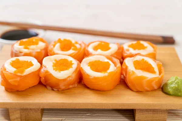 Mayonez ve karides yumurtalı taze somon suşisi. Japon usulü.